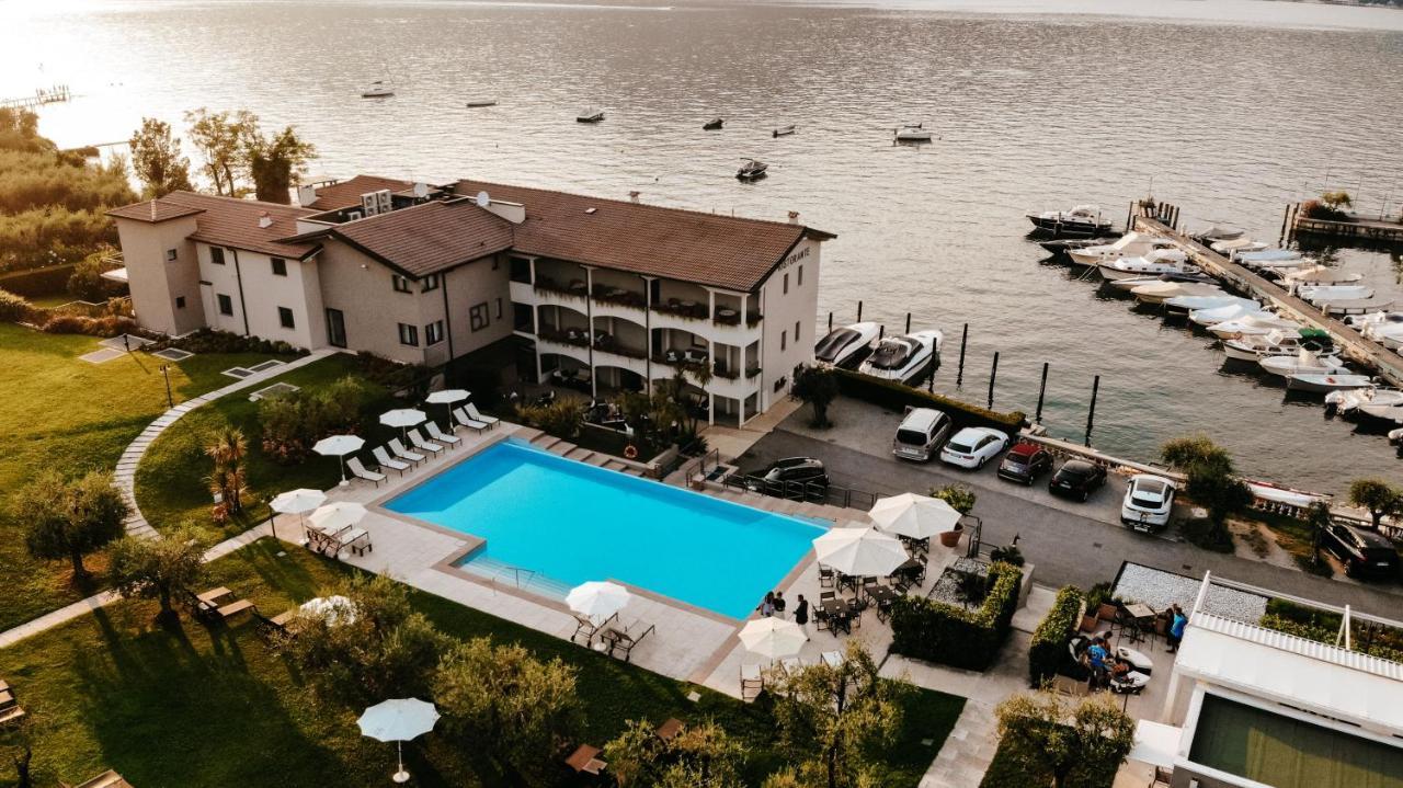 Bella Hotel & Restaurant With Private Dock For Mooring Boats سان فيليتْشي ديل بيناكو المظهر الخارجي الصورة