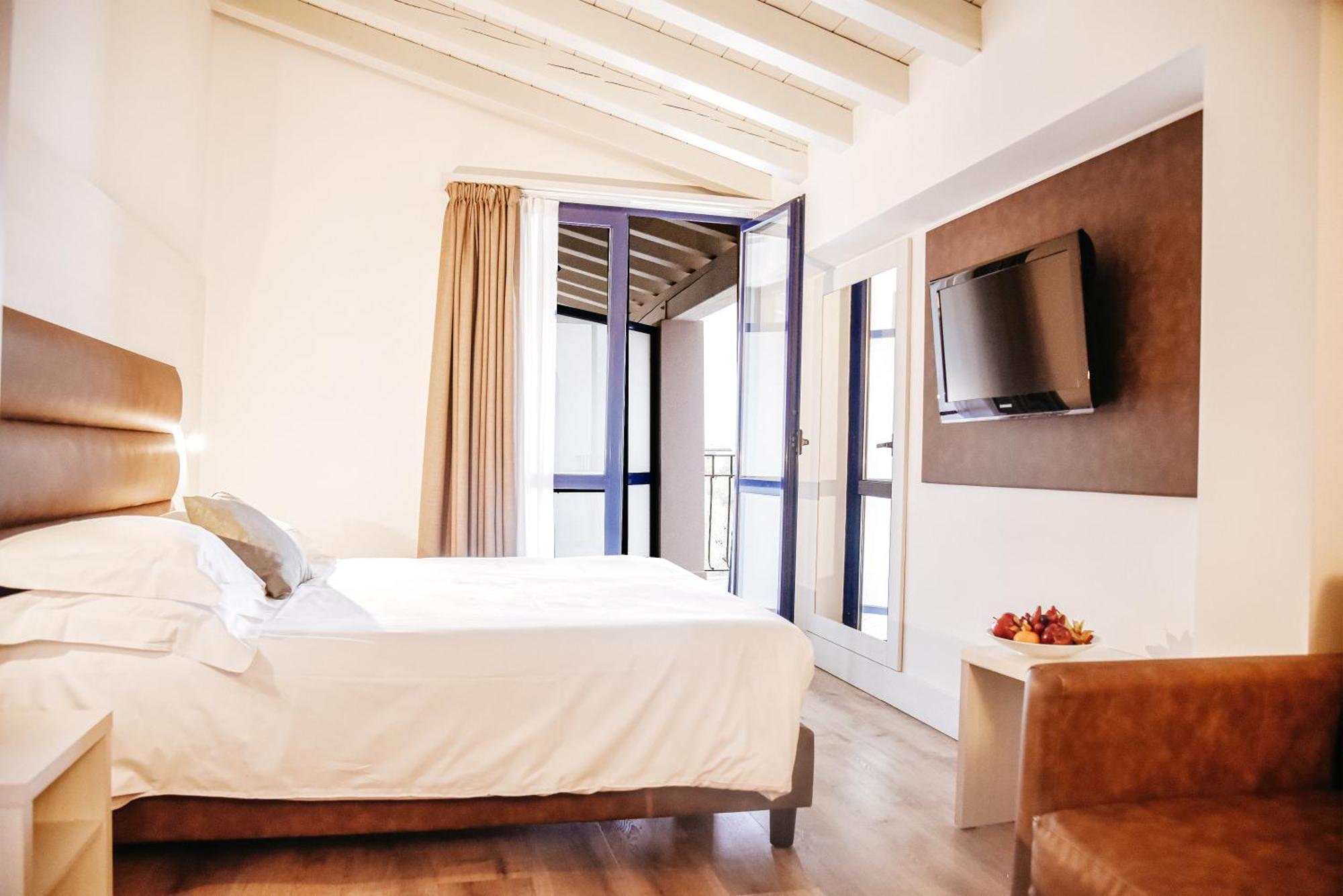 Bella Hotel & Restaurant With Private Dock For Mooring Boats سان فيليتْشي ديل بيناكو المظهر الخارجي الصورة