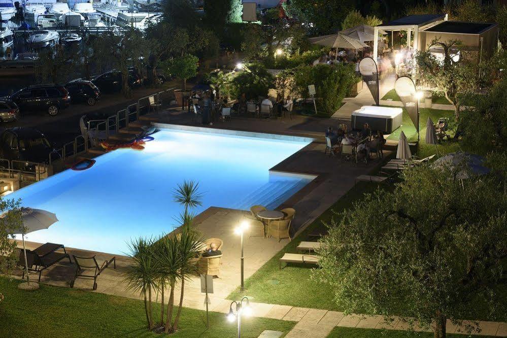 سان فيليتْشي ديل بيناكو Bella Hotel & Restaurant With Private Dock For Mooring Boats المظهر الخارجي الصورة