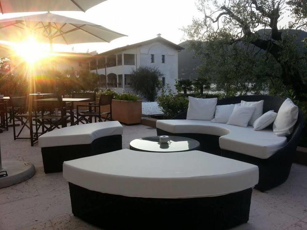 Bella Hotel & Restaurant With Private Dock For Mooring Boats سان فيليتْشي ديل بيناكو المظهر الخارجي الصورة