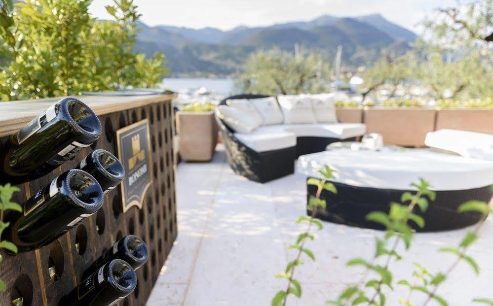Bella Hotel & Restaurant With Private Dock For Mooring Boats سان فيليتْشي ديل بيناكو المظهر الخارجي الصورة